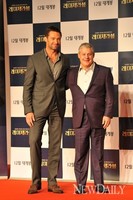 [포토] 휴 잭맨, 맥킨토시 감독님과 함께 어깨동무 '김치~'