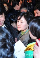 [포토]D-22, 거리유세에 나선 文후보 부인 김정숙씨