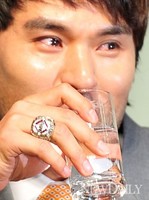 [포토] 챔피온 반지와 눈물의 박찬호
