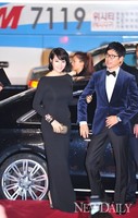[포토]7119번 버스 앞의 두 배우'김혜수-유준상'