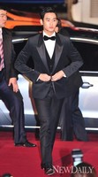 [포토]영화 속 한 장면처럼 등장한 김수현