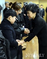 [포토] 故이춘상 보좌관 유족 위로하는 박근혜