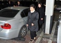 [포토]고 이춘상 보좌관 발인식 찾은 박근혜 후보