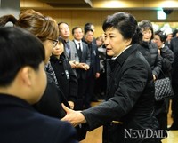 [포토] 故이춘상 보좌관 발인식 유가족 위로하는 박근혜