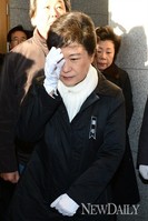 [포토]故 이춘상 보좌관 발인식 찾은 박근혜 '눈물'