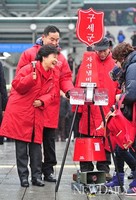 [포토]D-12, 구세군 자선냄비 봉사활동에 참가한 박근혜 후보
