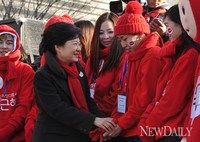 [포토] '엄마 미소' 박근혜, 대학생 유세단원이 장갑 건네자···