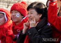 [포토]D-11, 대학생 유세단원과 함께 하고 있는 박근혜 후보