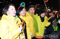 [포토]D-11, 광화문 찾은 문재인 후보 지지자들