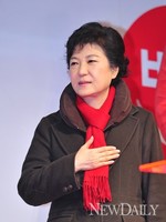 [포토]D-8, 국민의례하는 박근혜 후보