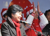[포토]D-8, 지지자들 환호에 웃음으로 답하는 박근혜 후보