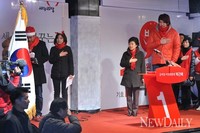 [포토]D-8, 국민의례 하는 박근혜 후보 