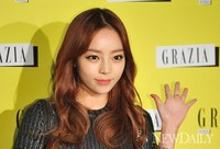 [포토]그라치아, 자켓 한손에 걸치고 입장하는 '구하라'