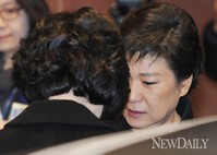 [포토]D-6, 故김우동 홍보팀장 영결식장에 참석한 박근혜 후보