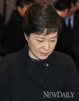 [포토]D-6, 故김우동 팀장 발인식에 참석한 박근혜 후보