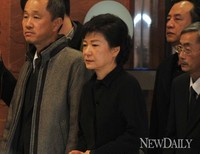 [포토]D-6, 영결식장에 참석한 박근혜 후보