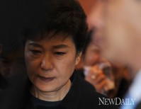 [포토]D-6, 박근혜의 눈물..故김우동 팀장 영결식 참여