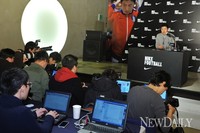 [포토]기자회견하는 이영표 선수