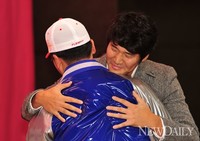 [포토]SK, 우수선수 육성 위해 야구꿈나무 장학금 전달