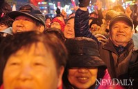 [포토]D-5, 비오는 날씨 불구..유세현장 찾은 시민들