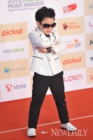 [멜론뮤직어워드] 리틀싸이 황민우 '싸이형 대신 왔어요~'