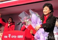 [포토]D-2, 경기 화성 유세 이어가는 박근혜 후보