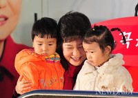 [포토]D-2, 광명에서 아이들과 함께 한 박근혜 후보