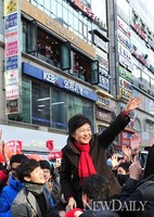 [포토]D-2, 산본중심상가 찾은 박근혜 후보