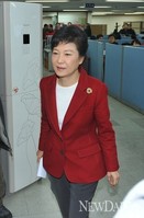 [포토]D-1, 기자회견장에 입장하는 박근혜 후보