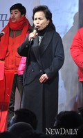 [포토]D-1, 박근혜 후보 유세장에서 애국가 부르는 이미자