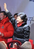 [포토]D-1, 지지자들에게 화답하는 박근혜 후보