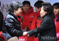 [포토]D-1, 두 손 맞잡은 박근혜 후보와 이미자