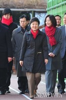 [포토]대통령선거, 투표소에 입장하는 박근혜 후보