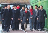 [포토]제18대 대선, 투표장으로 입장하는 박근혜 후보