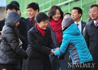 [포토]투표장으로 입장하는 박근혜 후보