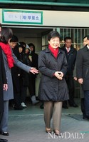 [포토]제18대 대선, 투표마치고 나오는 박근혜 후보