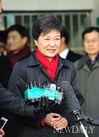 [포토]제18대 대선, 투표하고 나온 박근혜 후보