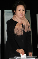 [포토]제18대 대선 투표하는 권양숙 여사