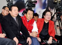 [포토]제18대 대선, 개표방송을 지켜보는 새누리당 인사들