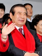 [포토]제18대 대선, 개표방송을 지켜보는 한광옥 선대위장