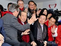 [포토]제18대 대선, 하이파이브 하는 '정몽준-이인제'