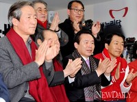 [포토]제18대 대선, 개표방송을 지켜보는 정몽준의원