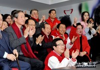 [포토]제18대 대선, 당선유력 환호하는 새누리당