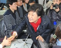 [포토]제18대 대선, 기자들과 인사하는 박근혜 당선자