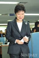 [포토] 최초의 여성 대통령, 대국민인사