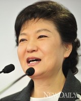 [포토] 밝은 표정으로 새누리당사에 입장하는 박근혜 당선자