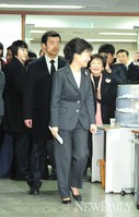 [포토] 새누리당 당사에 입장하는 첫 여성 대통령 박근혜