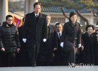 [포토]박근혜 당선자 첫 행보, 현충원 참배