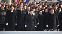 [포토]현충원으로 걸어 들어오는 박근혜 당선인