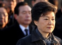 [포토]현충원 참배하는 박근혜 당선자